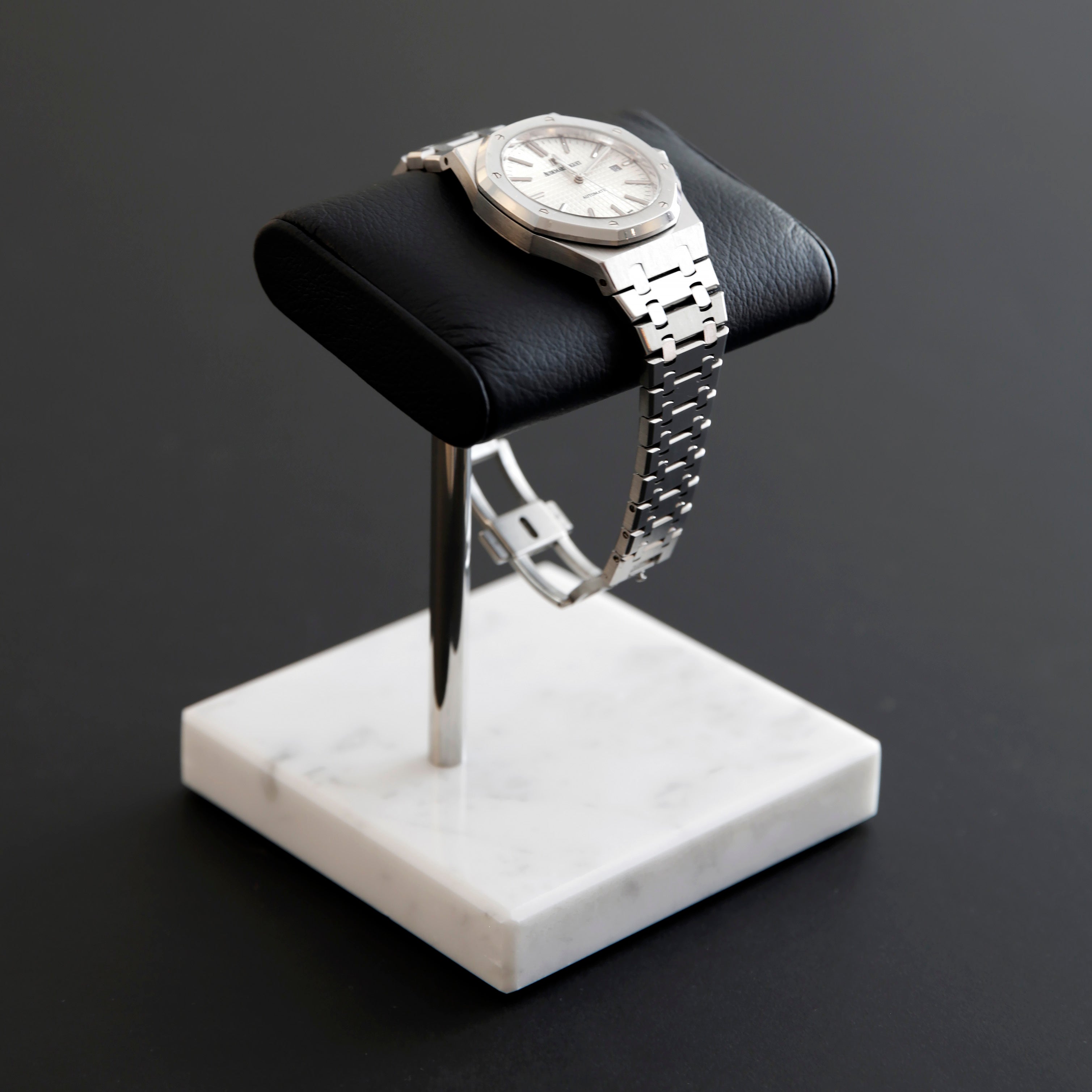 WATCH STAND CLASSIC - SINGLE - WHITE & SILVER